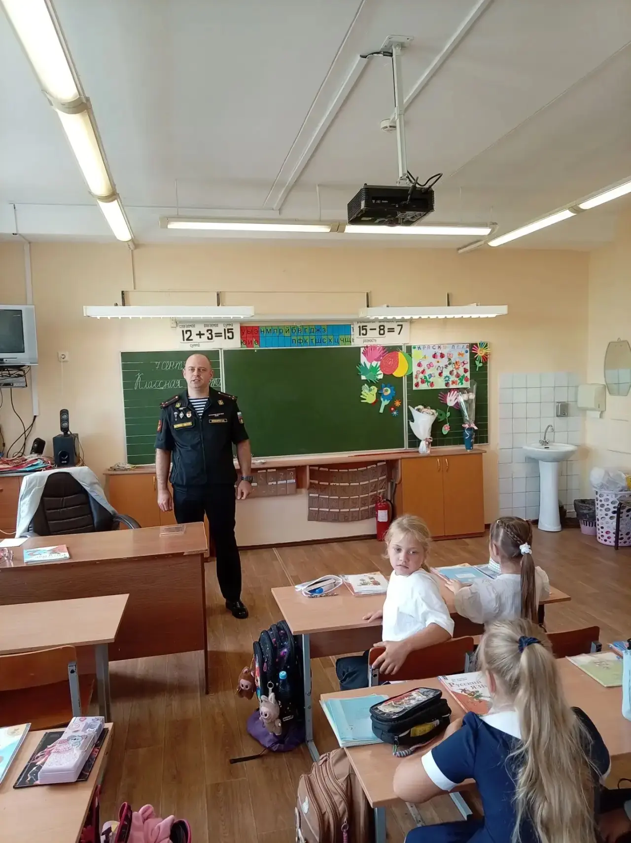 🎉 Сегодня во 2 «Б» классе прошла встреча с участником специальной военной операции — П...
