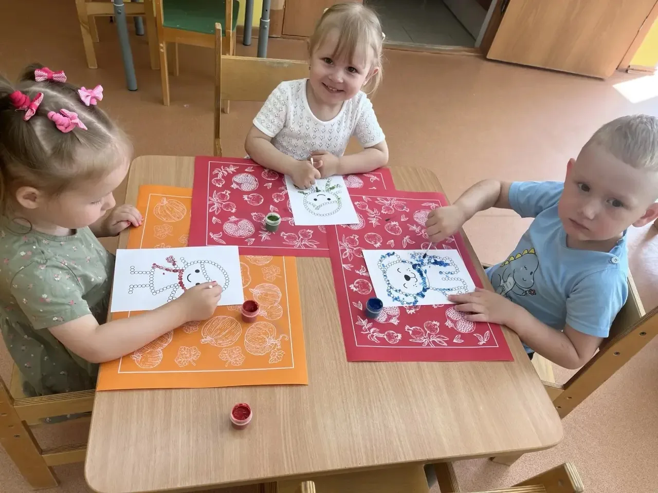 🎨 Оказывается, рисовать можно не только кисточками!

Ребята из группы «Весёлые крабики» попробовали