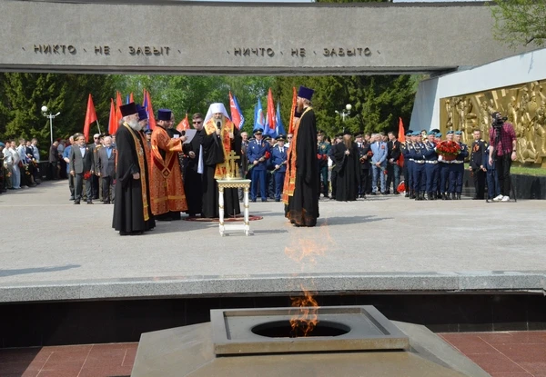 Руководство и ветераны академии в честь 81-й годовщины Великой Победы возложили цветы к Вечному огню