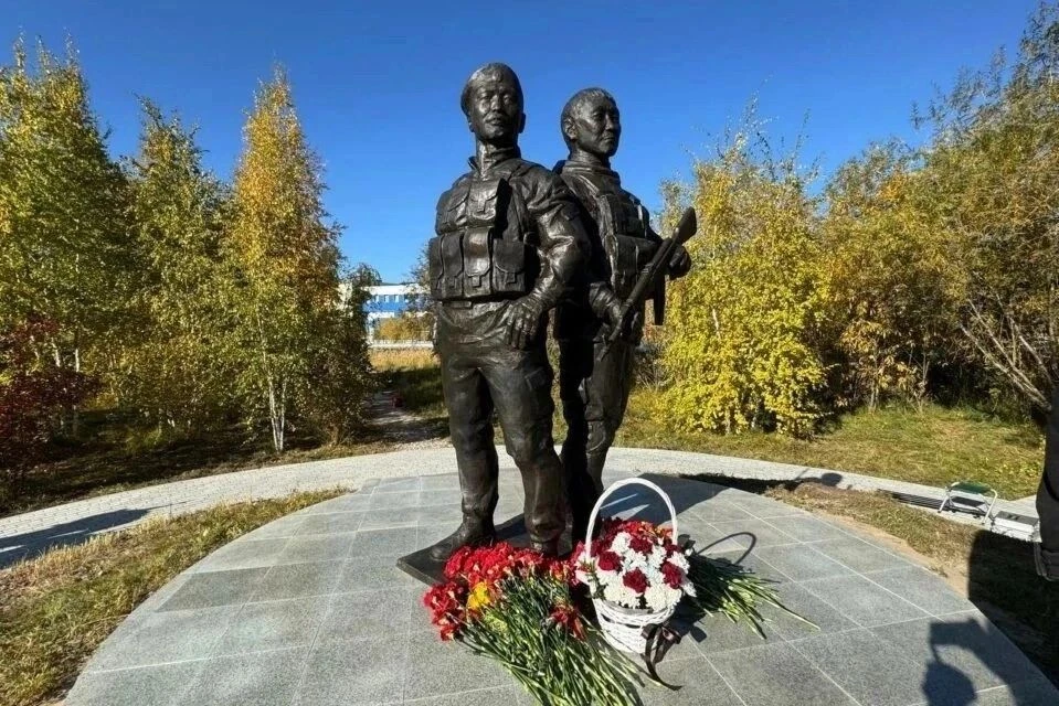 В Якутске открыли памятник двум героям СВО.