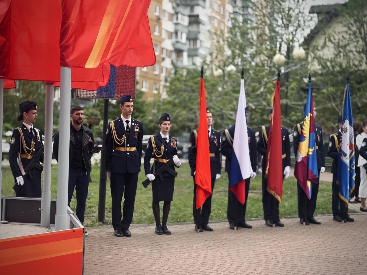Память, которую мы храним вместе.  8 мая у памятника «Три Ивана» состоялась торжественная церемония 
