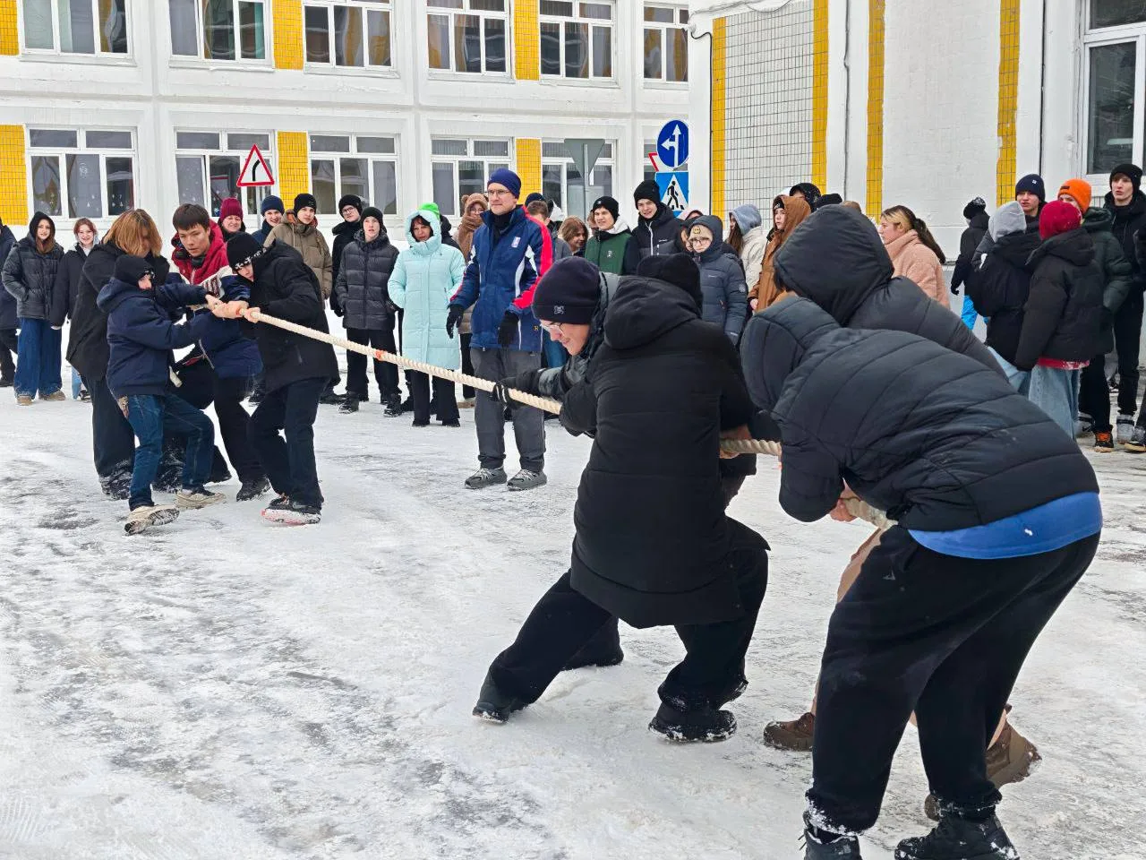 ❄️ Зимние забавы для 5–8 классов  С успехом в нашей школе прошли «Зимние забавы».  Ясные морозные дн