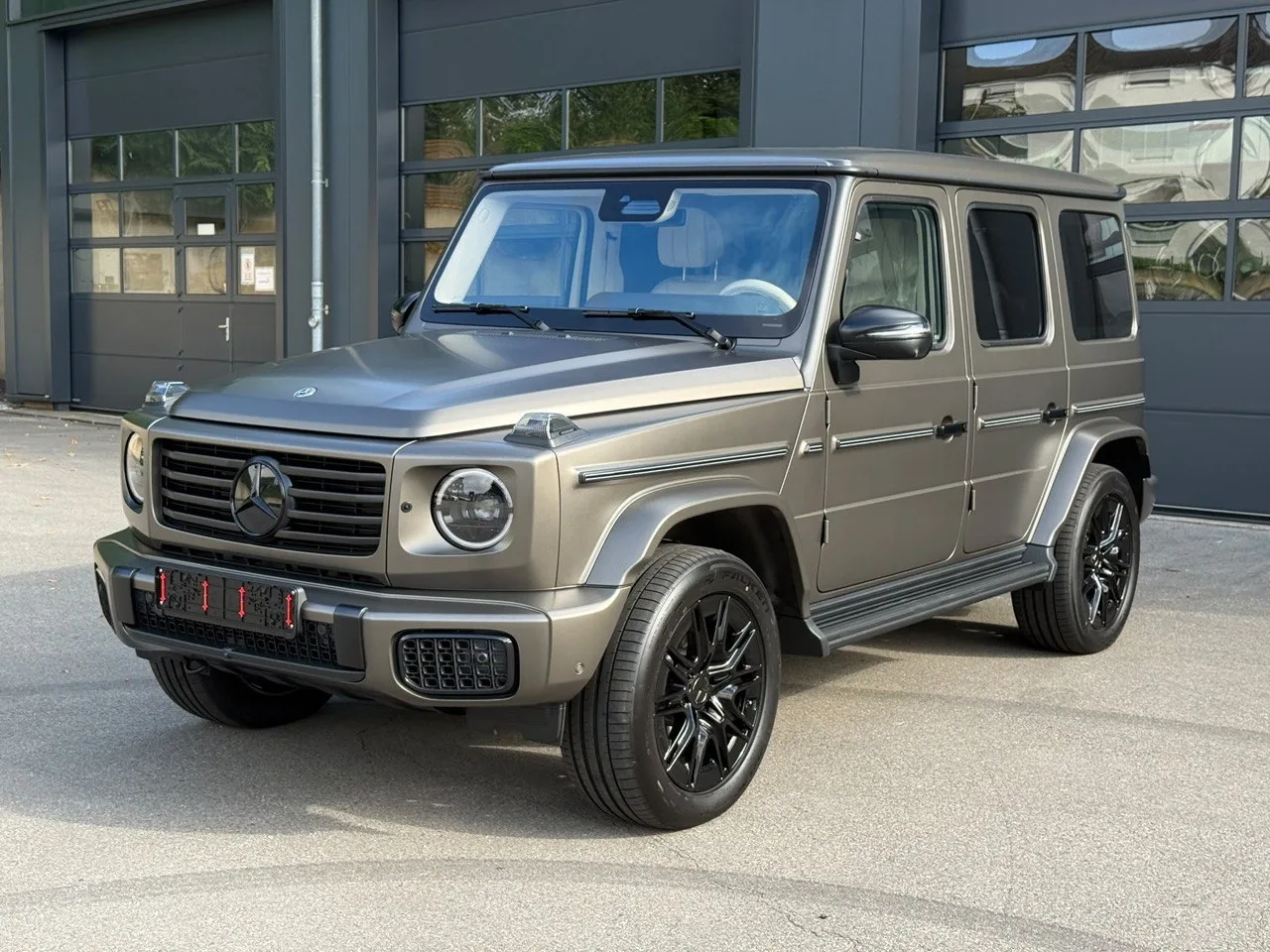 Merсеdеs-Веnz G Class G 450d 4MATIC 9G-Tronic AMG Line 3.0 дизель 2026 (серый на белом)