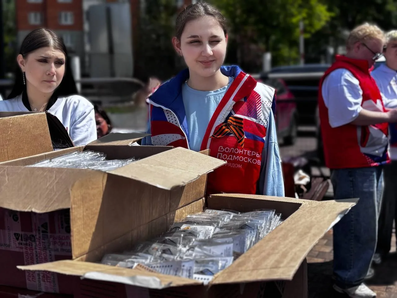 🏃‍♂️ Подольские волонтеры помогли упаковать более 1200 памятных наборов для участников забега «Бежим