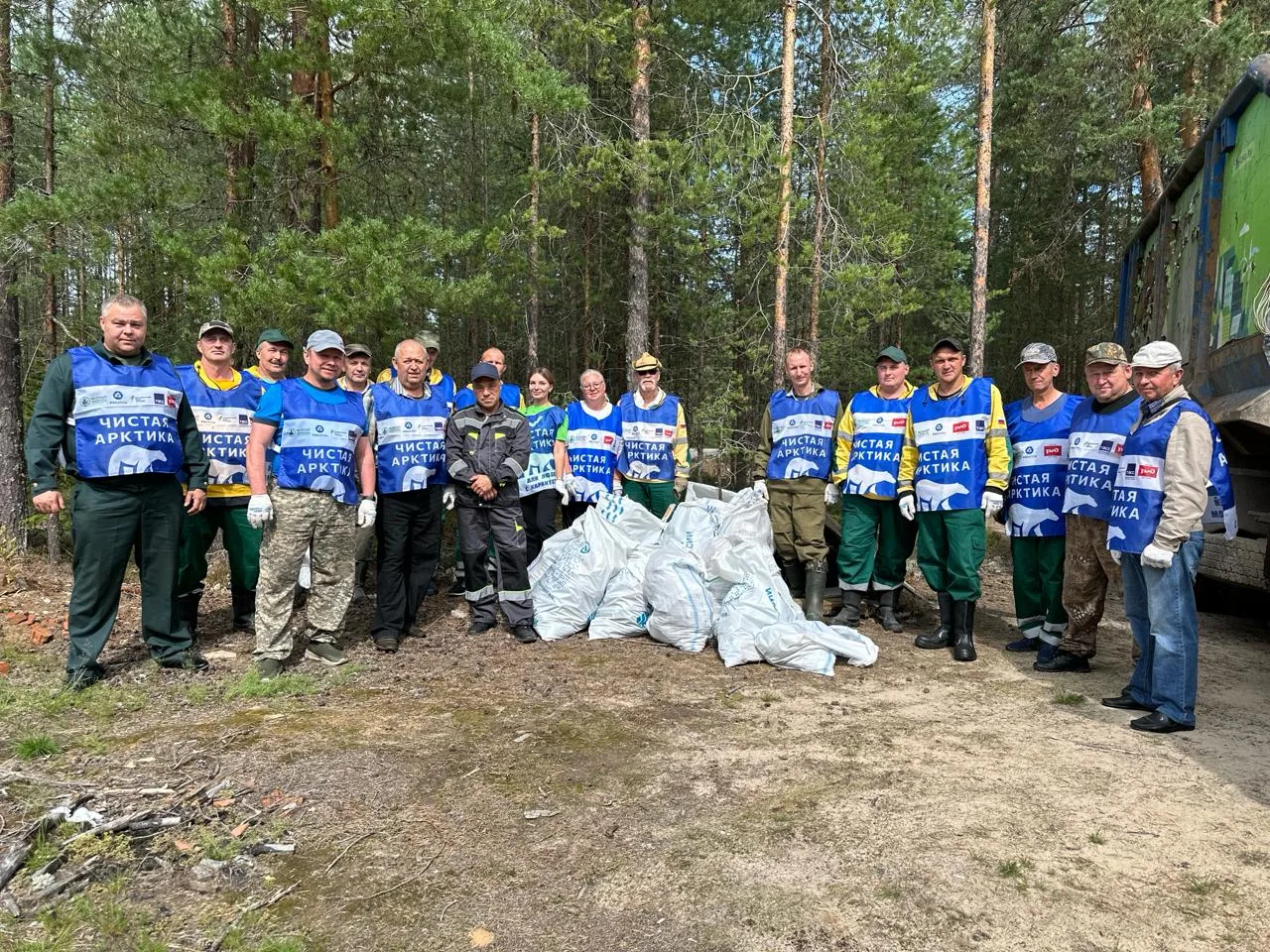 В Архангельской области ликвидировали ещё одну несанкционированную свалку. 

Волонтёры проекта «Чист
