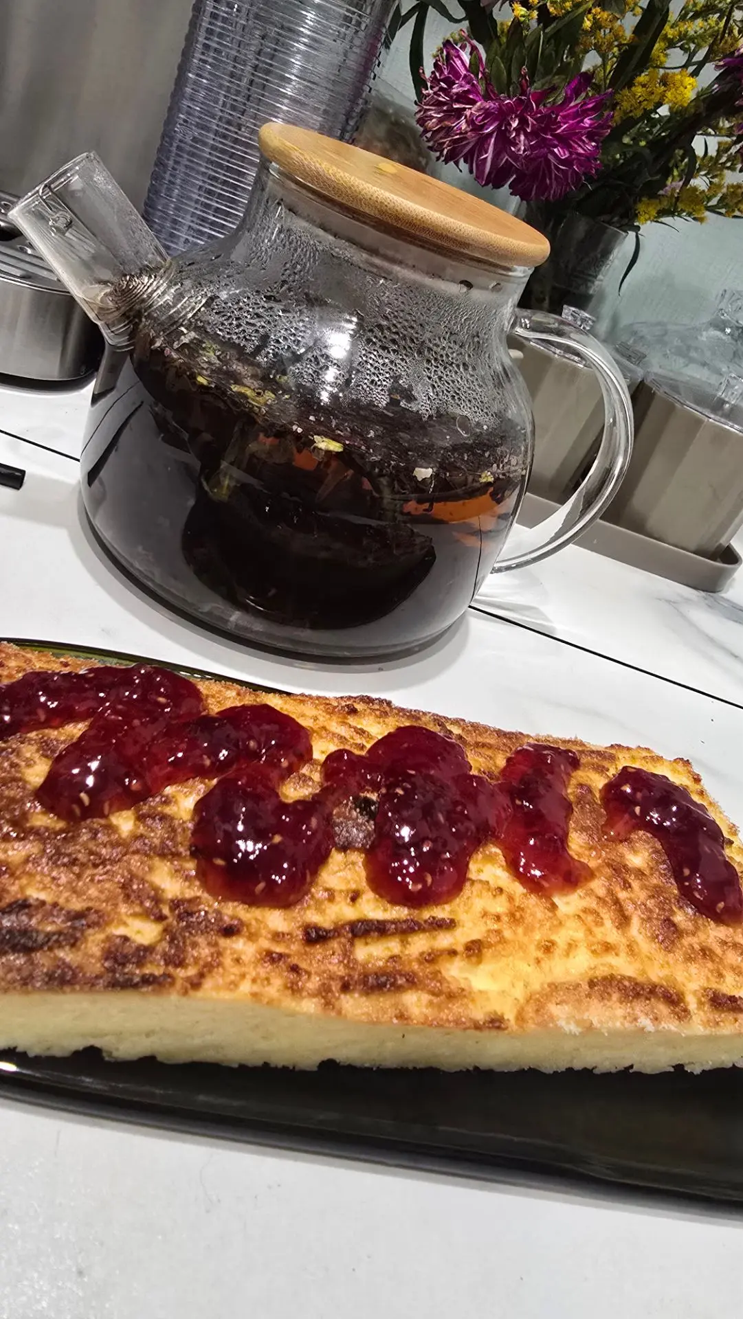 Вот такую вкусную творожную запеканку с малиновым джемом делала нам с сынулькой к чаю с...