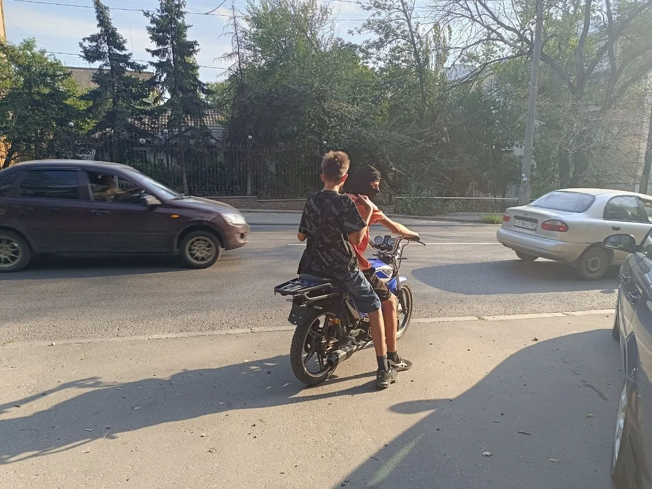 Подростки на мотоцикле на пр. Павших Коммунаров