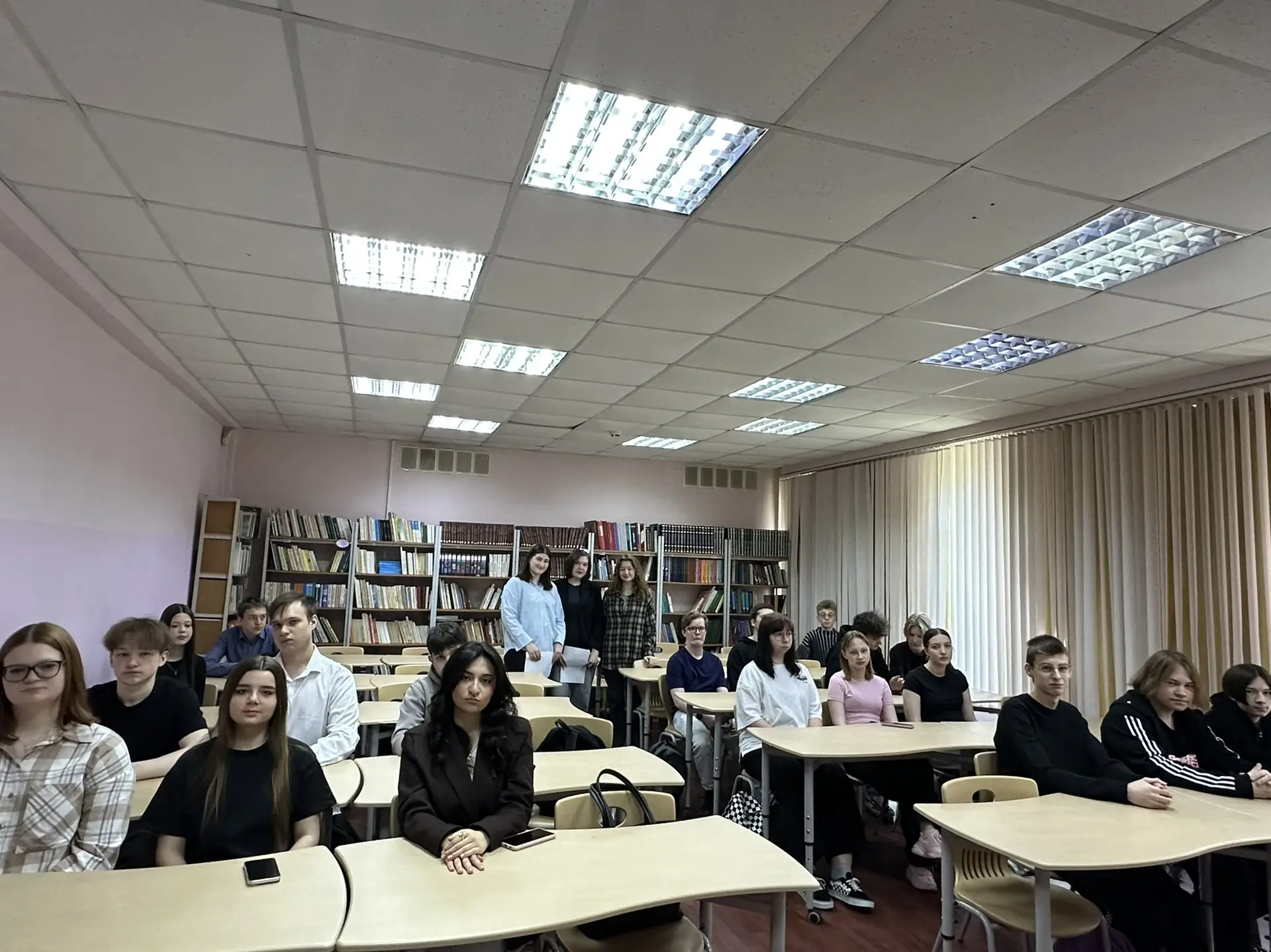 🧑🏼‍🎓👩🏼‍🎓Студенты УрФУ провели для старшеклассников профориентационную игру «Операционный мост».  Уча
