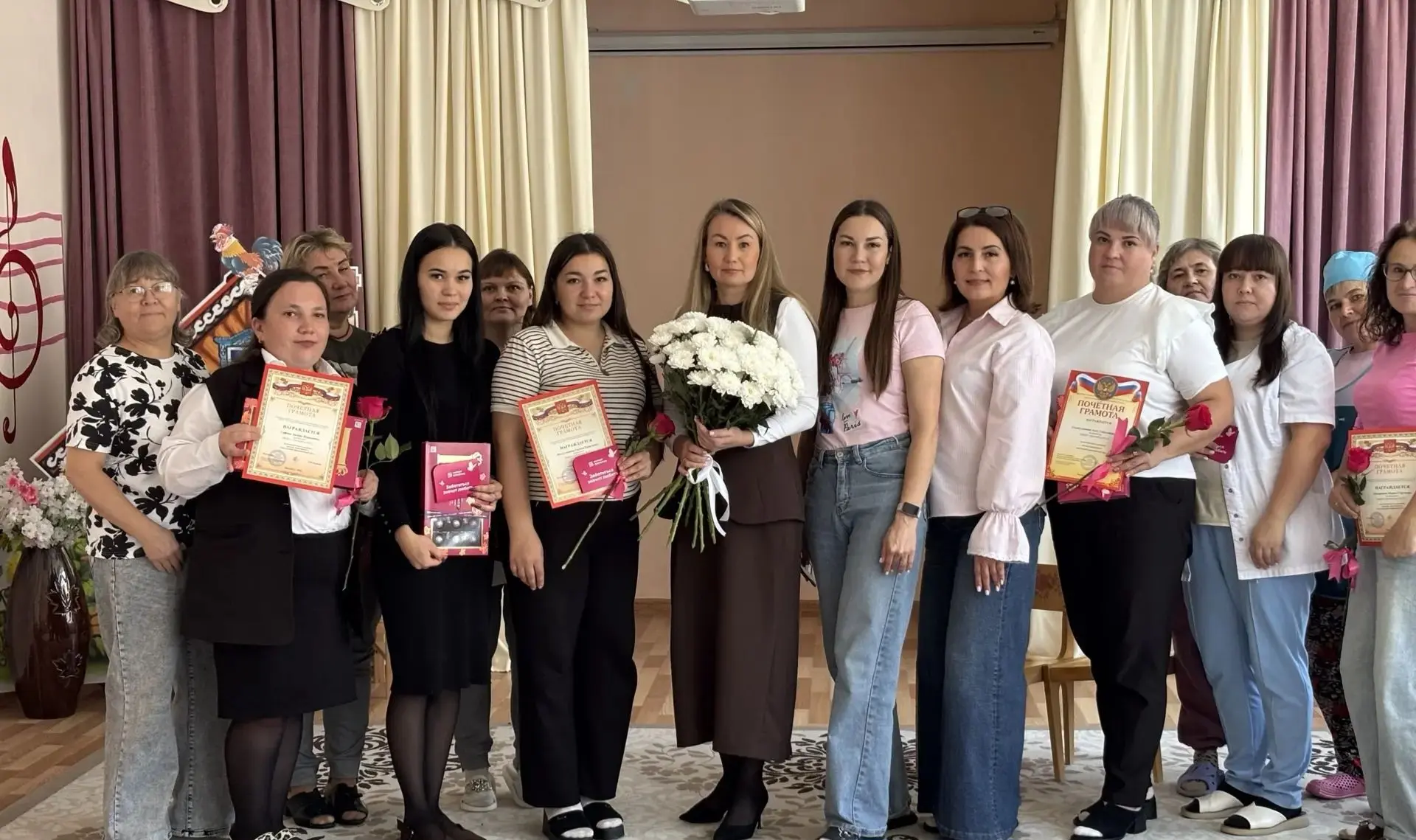 Уважаемые сотрудники нашего детского сада! Воспитанники  сердечно поздравляют вас с про...