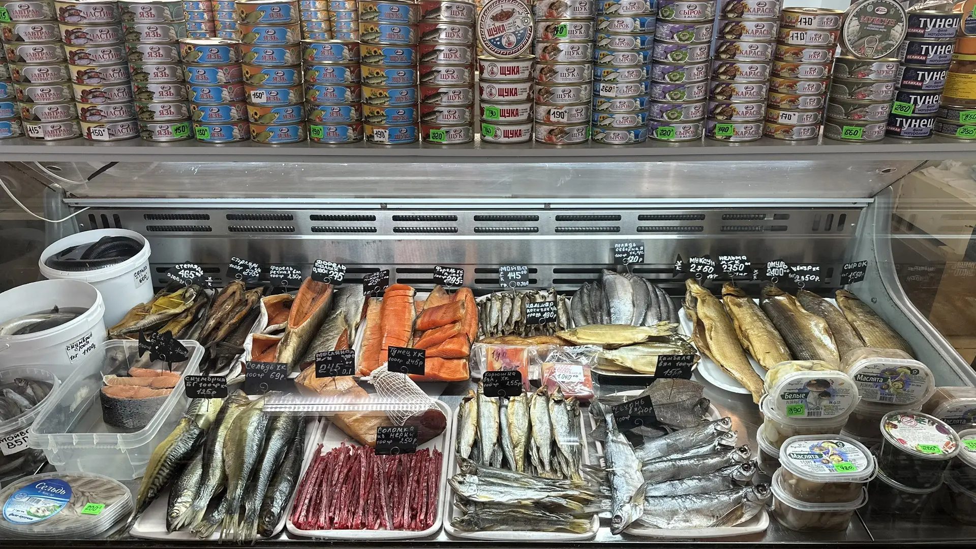 Актуальная витрина с копченой, вяленой и слабосоленой  рыбкой 🎣