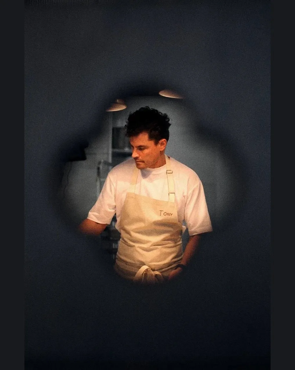 Tony bistro открылся в Озерном переулке, в доходном доме Чайковской.   Шеф-повар Иван Лучкин (Blackc