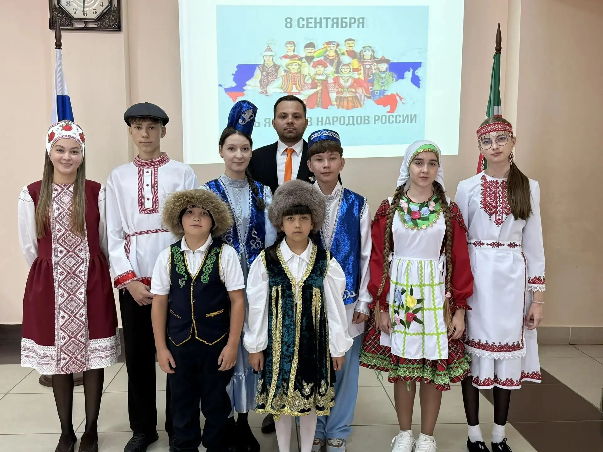 🇷🇺Сегодня утро в нашей школе началось необычно. Ученики в ярких национальных костюмах...