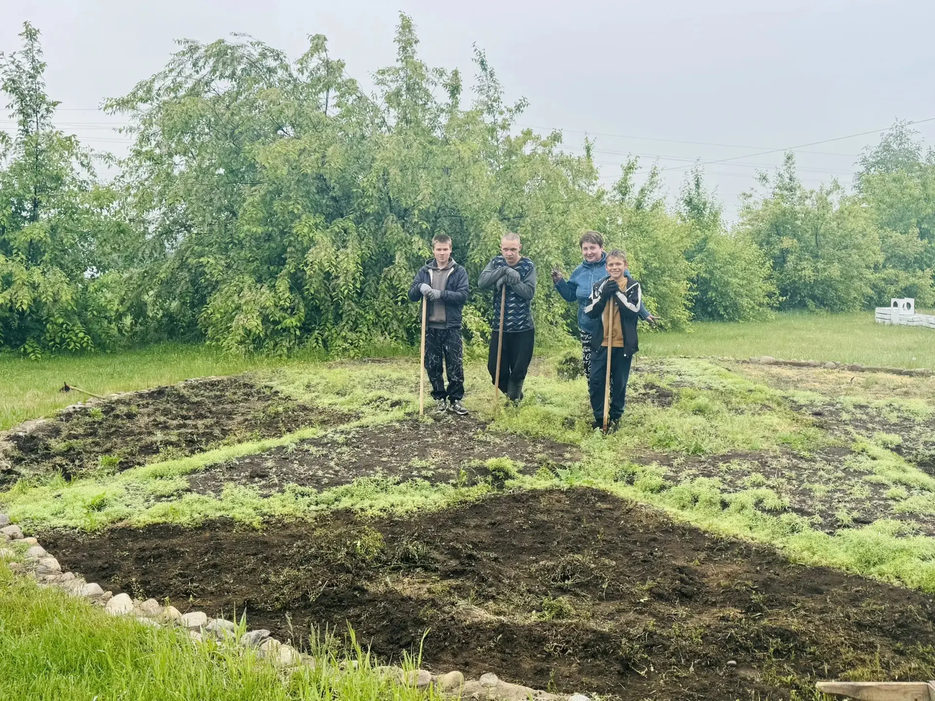 🌱 Лето в самом разгаре, а значит, и на нашем учебно‑опытном участке — самая горячая по...