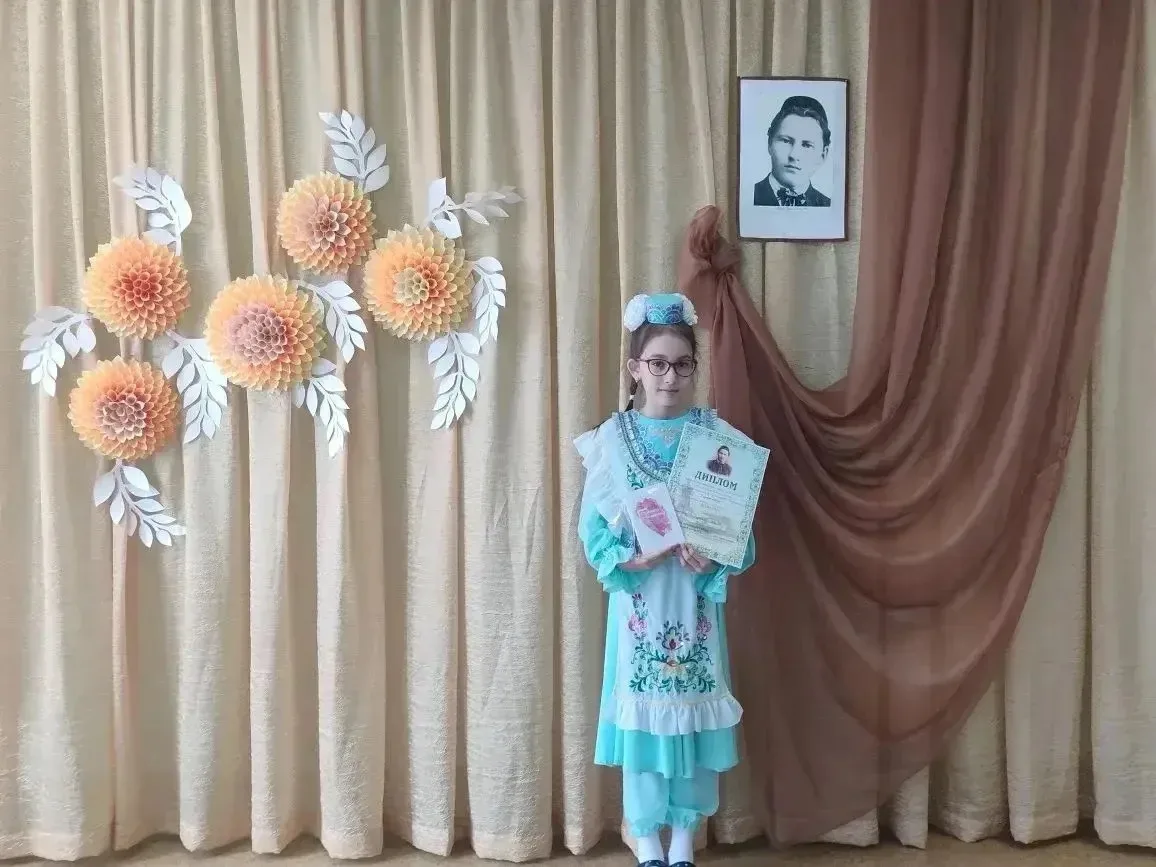 Поздравляем Гарифуллину Адилю, занявшую 2 место в муниципальном конкурсе  «Без Тукай оныклары». Руко