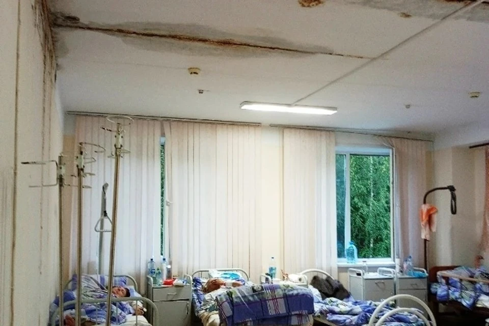 В Новосибирской больнице после дождя затопило палату
