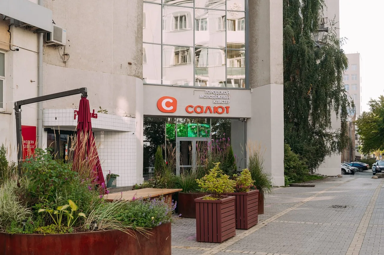 🌳 Рядом с «Салютом» разобьют сквер

На территории около бывшего кинотеатра установят пять вазонов с