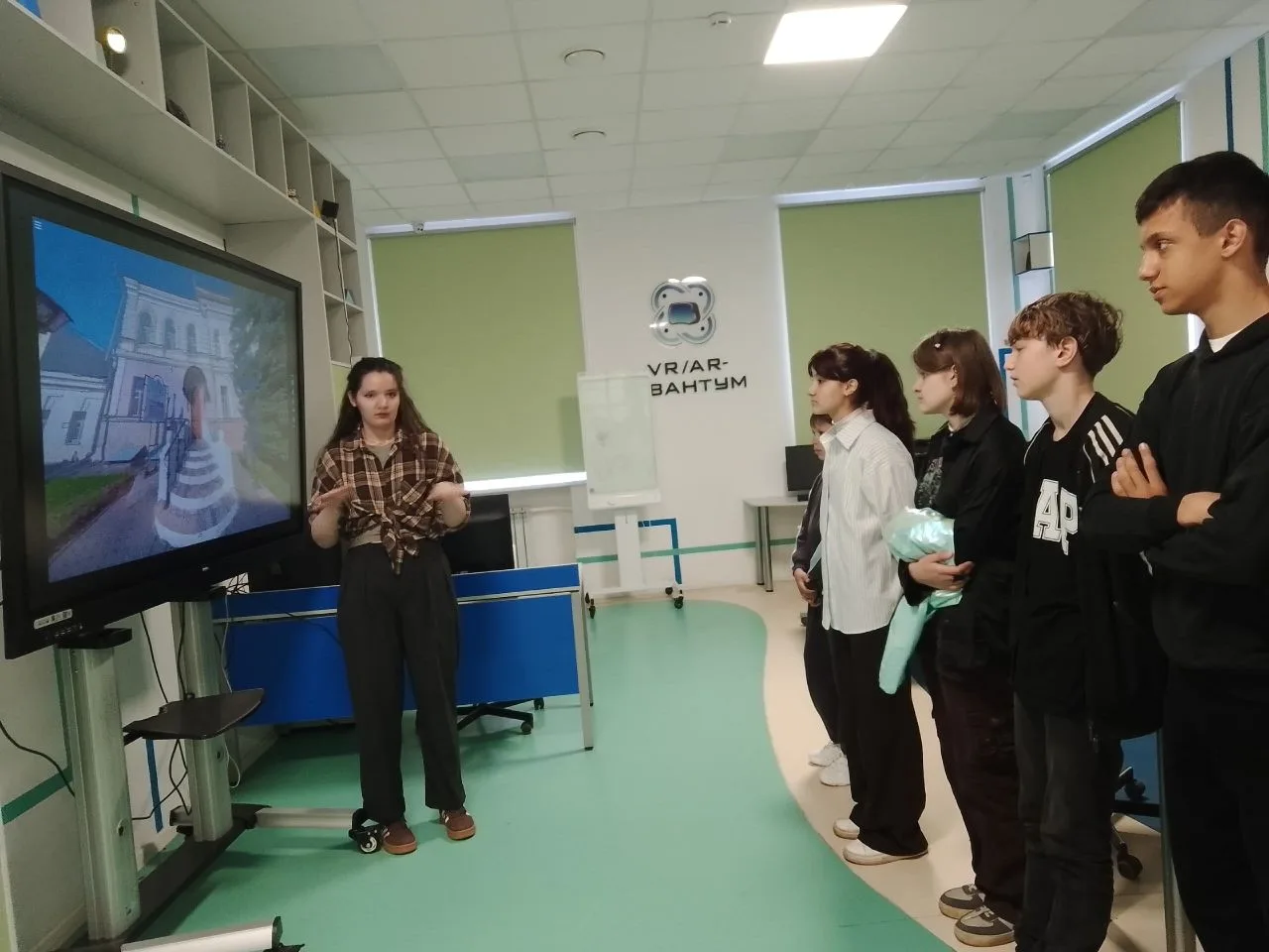 Сегодня обучающиеся Центра образования №4 посетили кванториум в Ярославле! Ребята познакомились с со