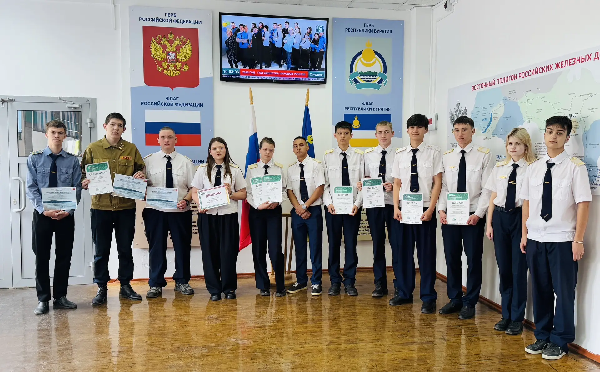 Гордо реют флаги России и Бурятии! 🇷🇺✨  25 мая в УУКЖТ ИрГУПС состоялась торжественная линейка подня