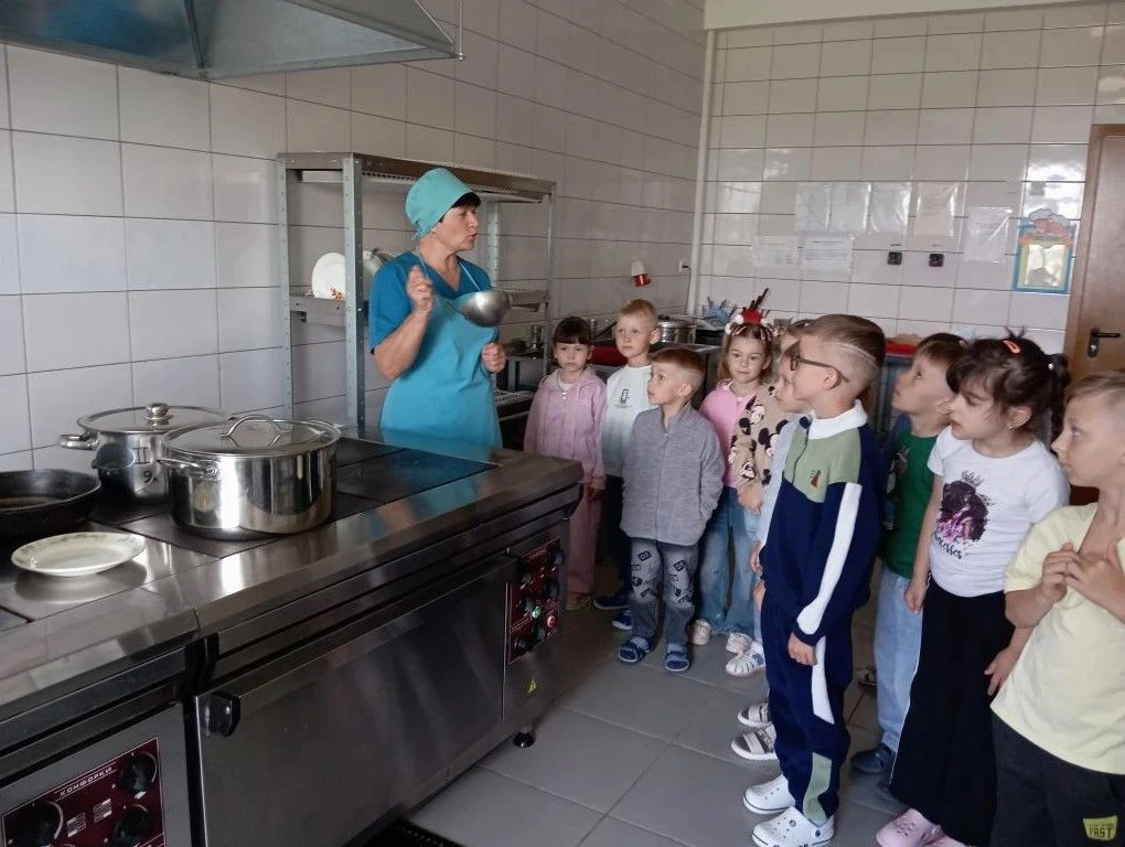Профессиональная ориентация дошколят: экскурсия в пищеблок