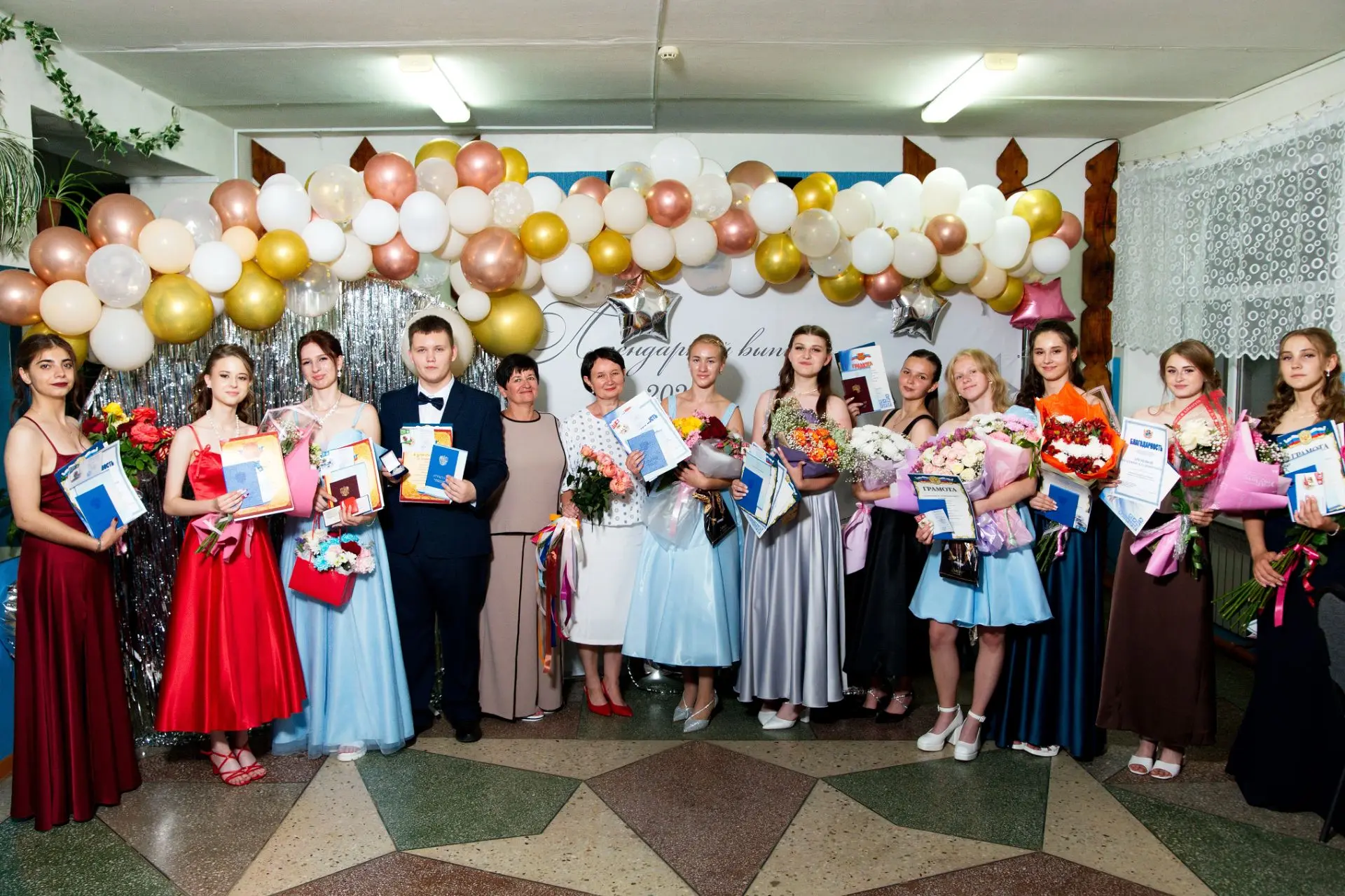 ВЫПУСКНОЙ - 2026!
Торжественно и трогательно: в нашей школе прошёл выпускной для 9‑х и 11‑х классов!