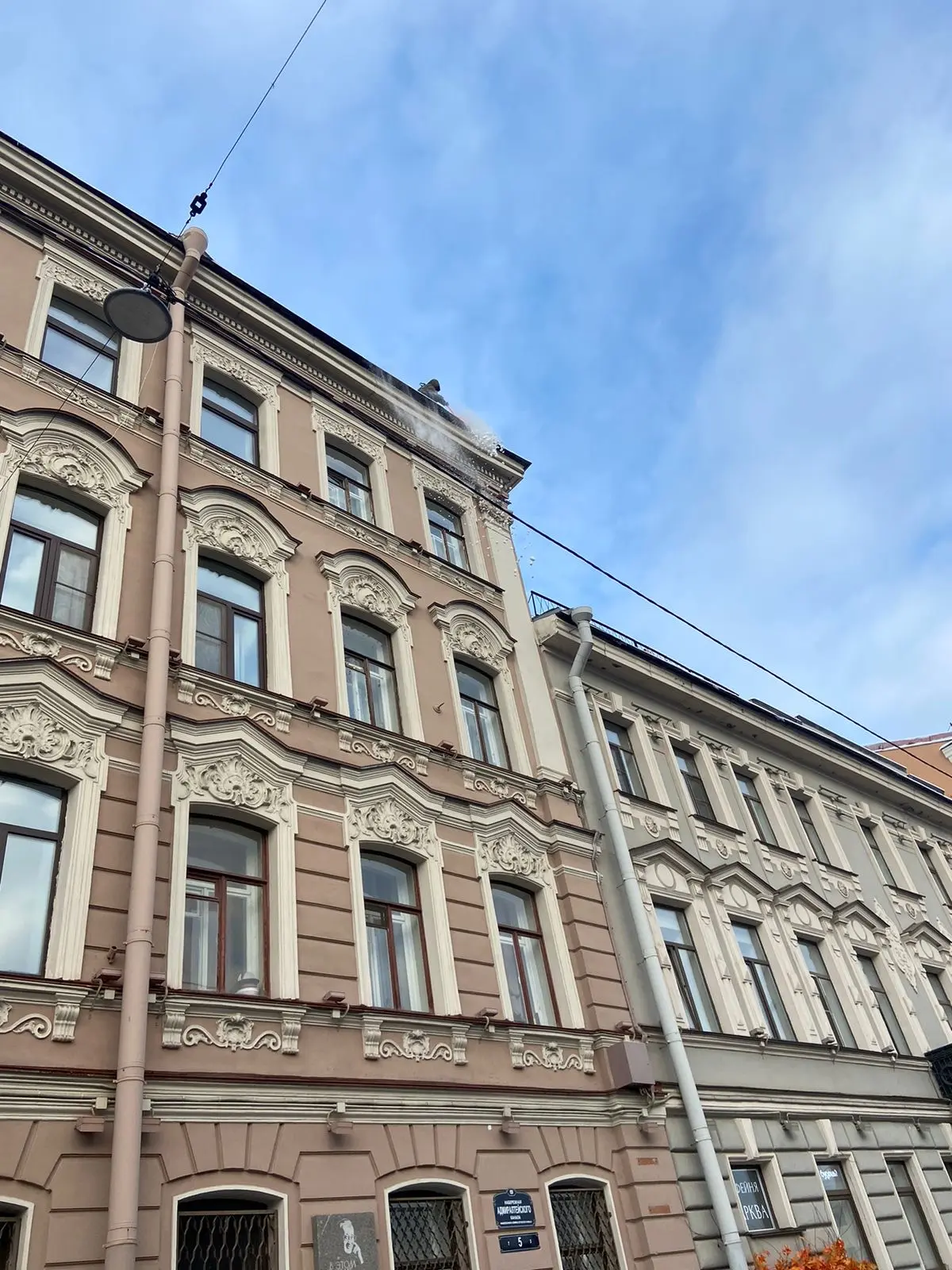 Уважаемые жители!  ЖКС 1 Адмиралтейского района приступило к сброске снега с крыш.  Просим Вас, проя