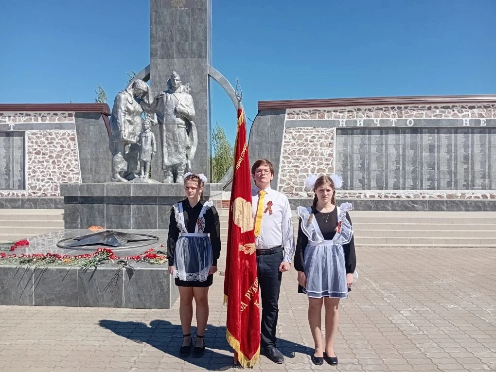 Вахта Памяти 🕯 6 мая ученики нашей школы с честью несли почетный караул на  Посту №1 у Вечного огня.