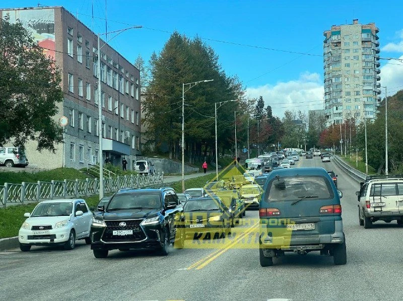Авария у Краевой больницы парализовала движение