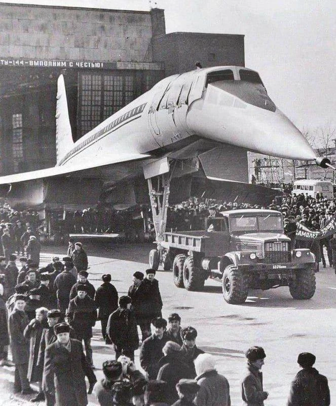 Ту-144, первый советский сверхзвуковой пассажирский лайнер, покидает сборочный цех Воро...