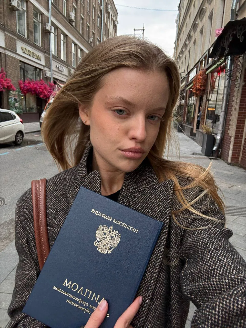 можете поздравить! вчера получила диплом 🥹  мало кто знает, но 4 года я училась в колледже и теперь 