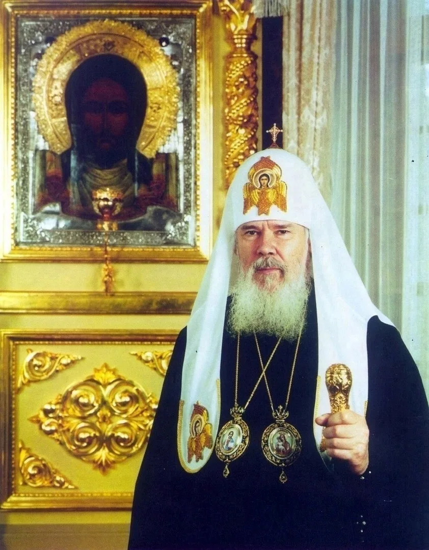Мы чувствуем, что Господь среди нас. Неужели нам этого мало? А унывать – это грех. Господь победил с
