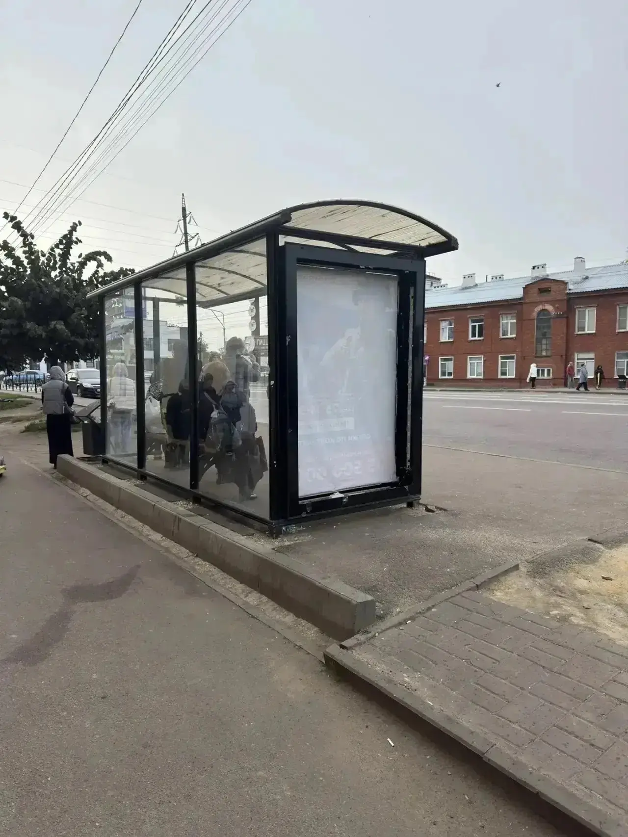 😳Школьник ради развлечения разгромил остановку.