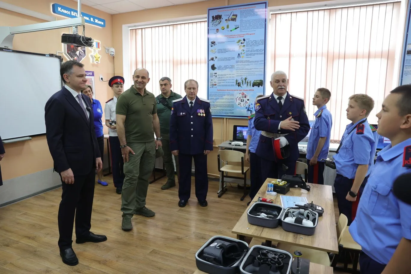 🫡 В городе Шахты Ростовской области посетил кадетский корпус им. генерала Бакланова. Это не просто у