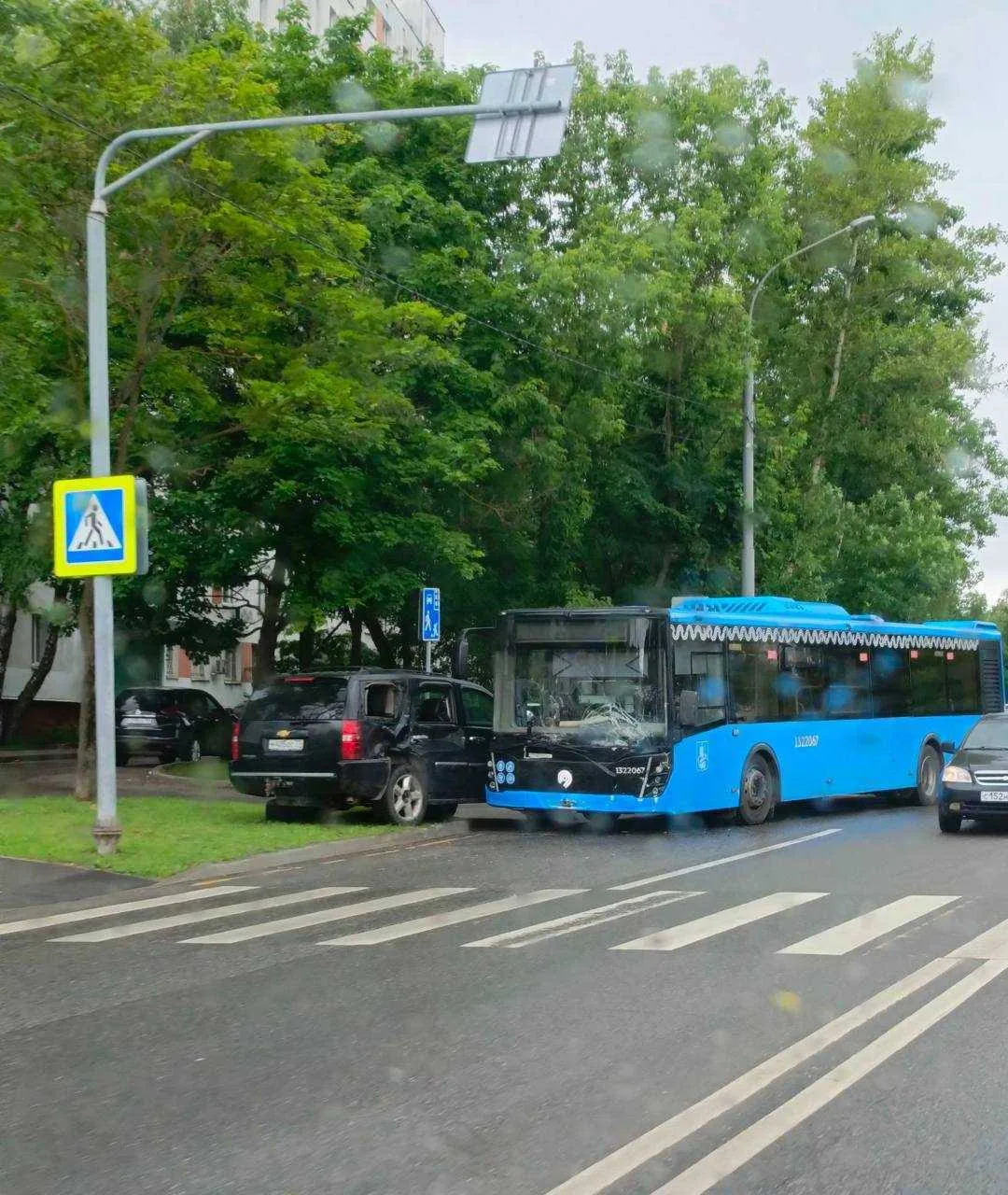 ❗ДТП на Костромской: легковушка влетела в автобус возле дома 12.