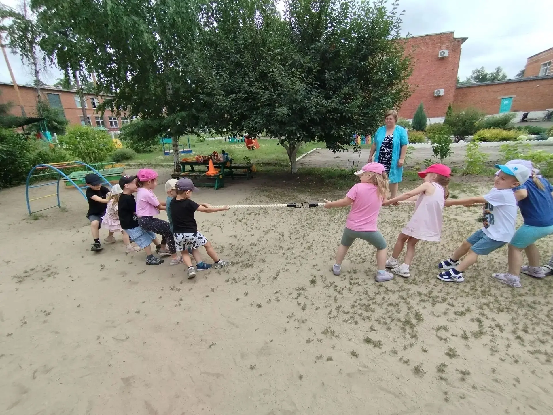 Летние эстафеты, смех и море веселья! 🏃🌞

🌞Лето продолжается — и у наших ребят сегодня был настоя