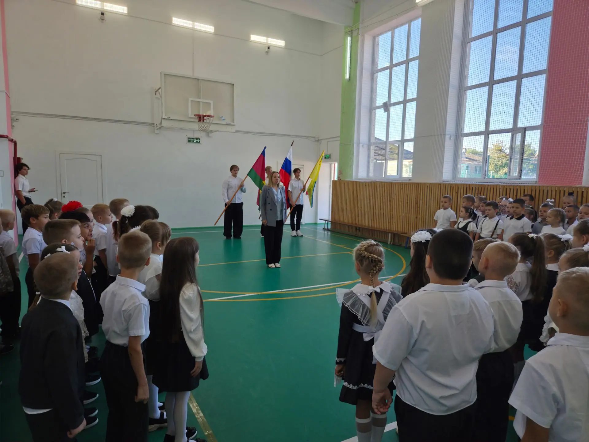 💫Понедельник начался с линейки, посвященной поднятию Государственного флага Российской...