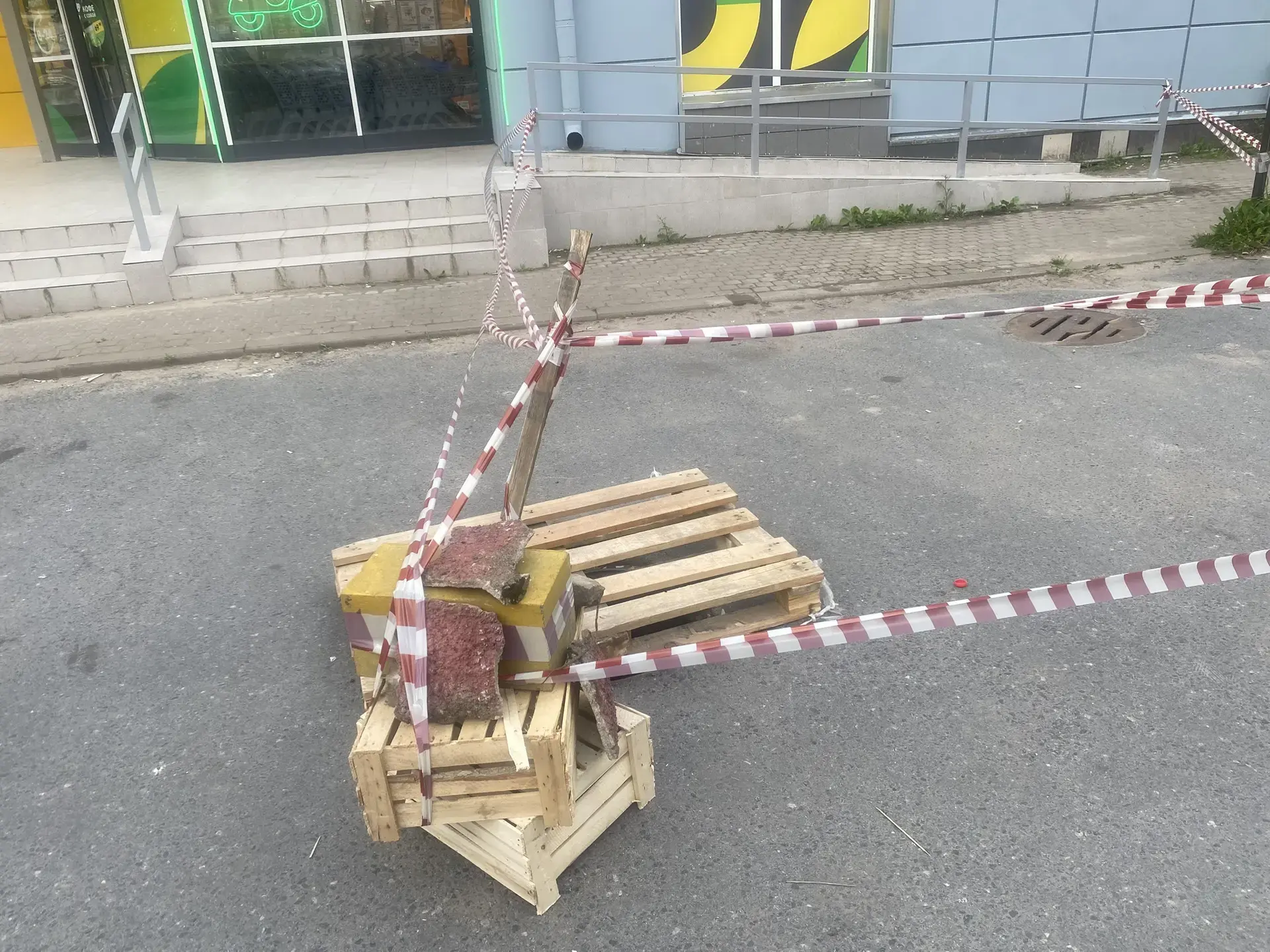 Внимание! У супермаркета «Лента» (пр.Героев, д.14А) провалился колодец. Зона огорожена.
