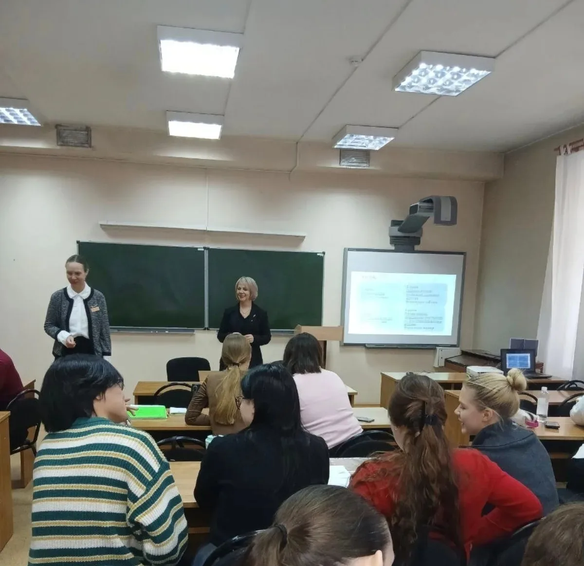 В Педагогическом институте прошло необычное занятие, объединившее опытных школьных учителей, студент