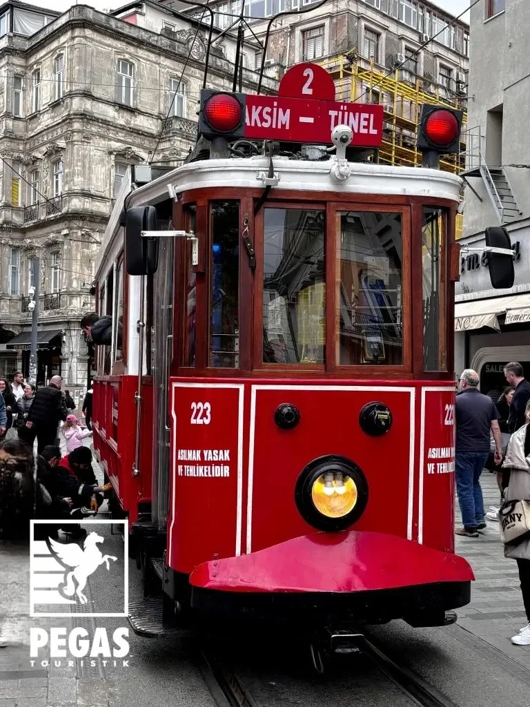 🚋 Красный ретро-трамвай - один из узнаваемых символов Стамбула. С 1990 г он курсирует по пешеходной
