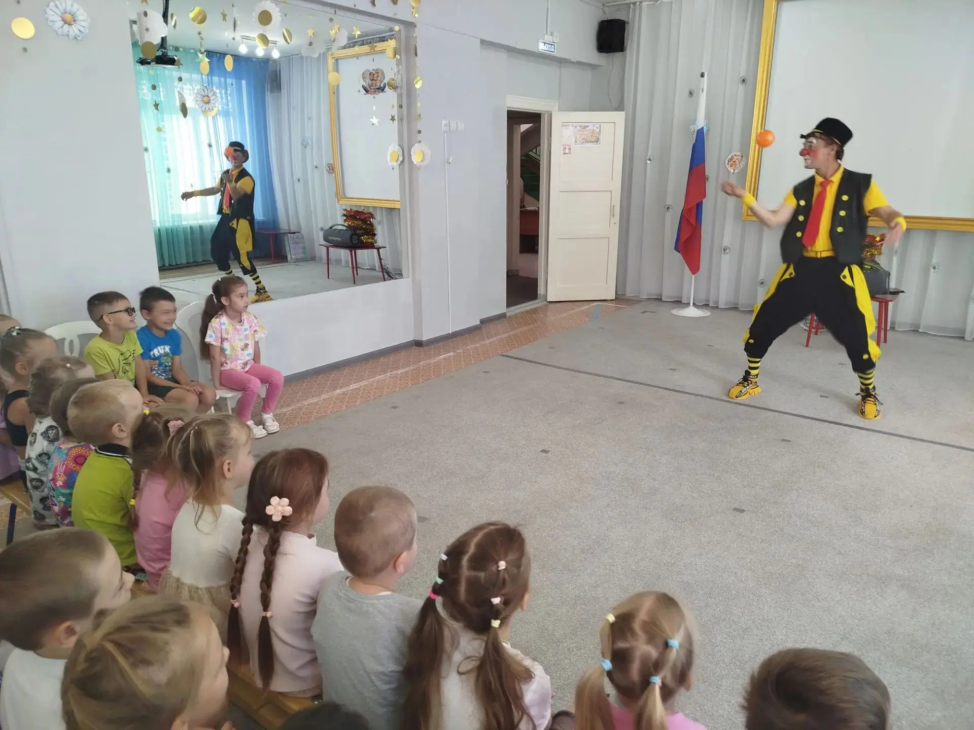 Сегодняшний день в детском саду выдался по-настоящему волшебным! К нам приезжал цирк «Карусель» 
Заб