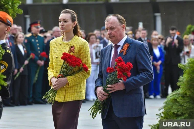 Парад Победы завершился в Екатеринбурге.   Началась акция «Бессмертный полк». Шествие сейчас движетс