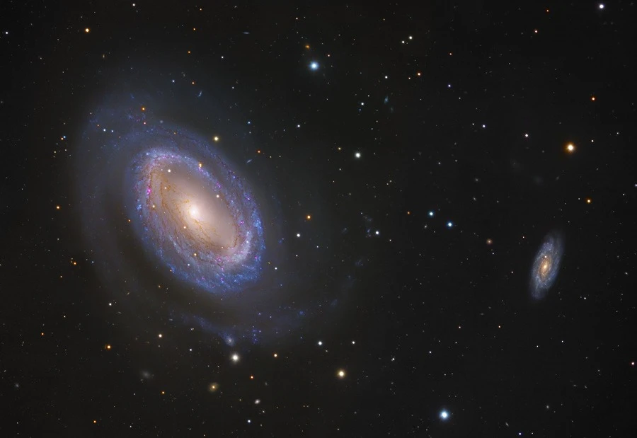 Однорукая спиральная галактика NGC 4725 [Космокадр 30.05.2013]