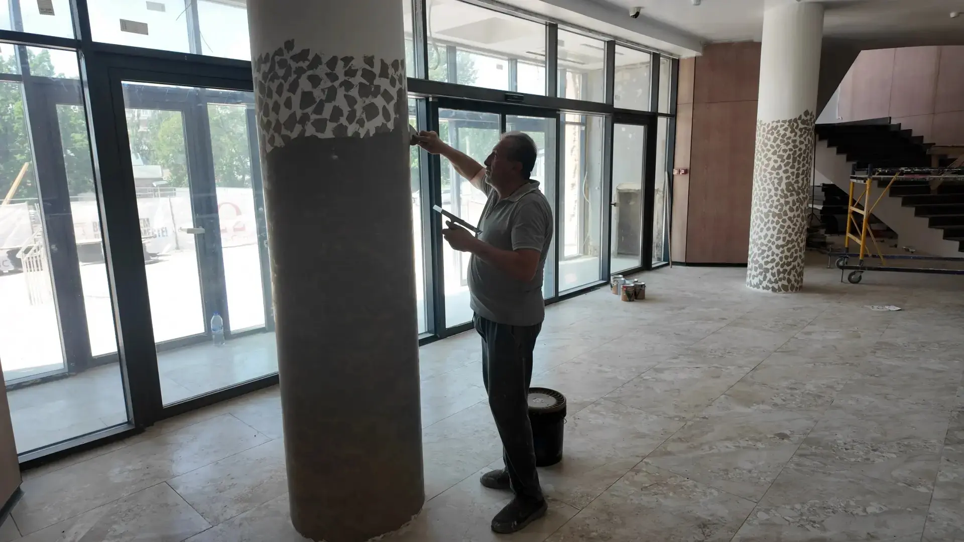Югорские специалисты приступили к отделке дворца детского и юношеского творчества Макее...