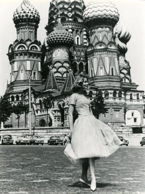 Модель Dior в Москве, 1959 год.