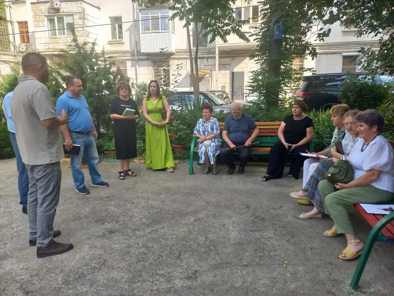 👥 В доме № 1 на улице Новороссийской Республики прошло собрание жителей с участием спе...