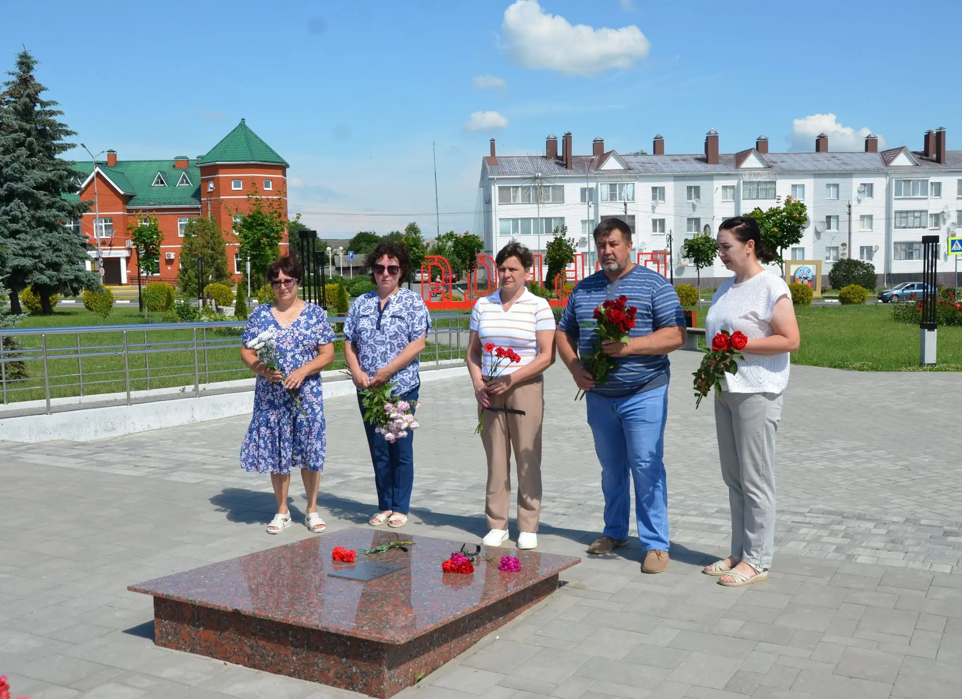 В День памяти и скорби педагогический коллектив нашей школы отдал дань уважения павшим героям. Учите