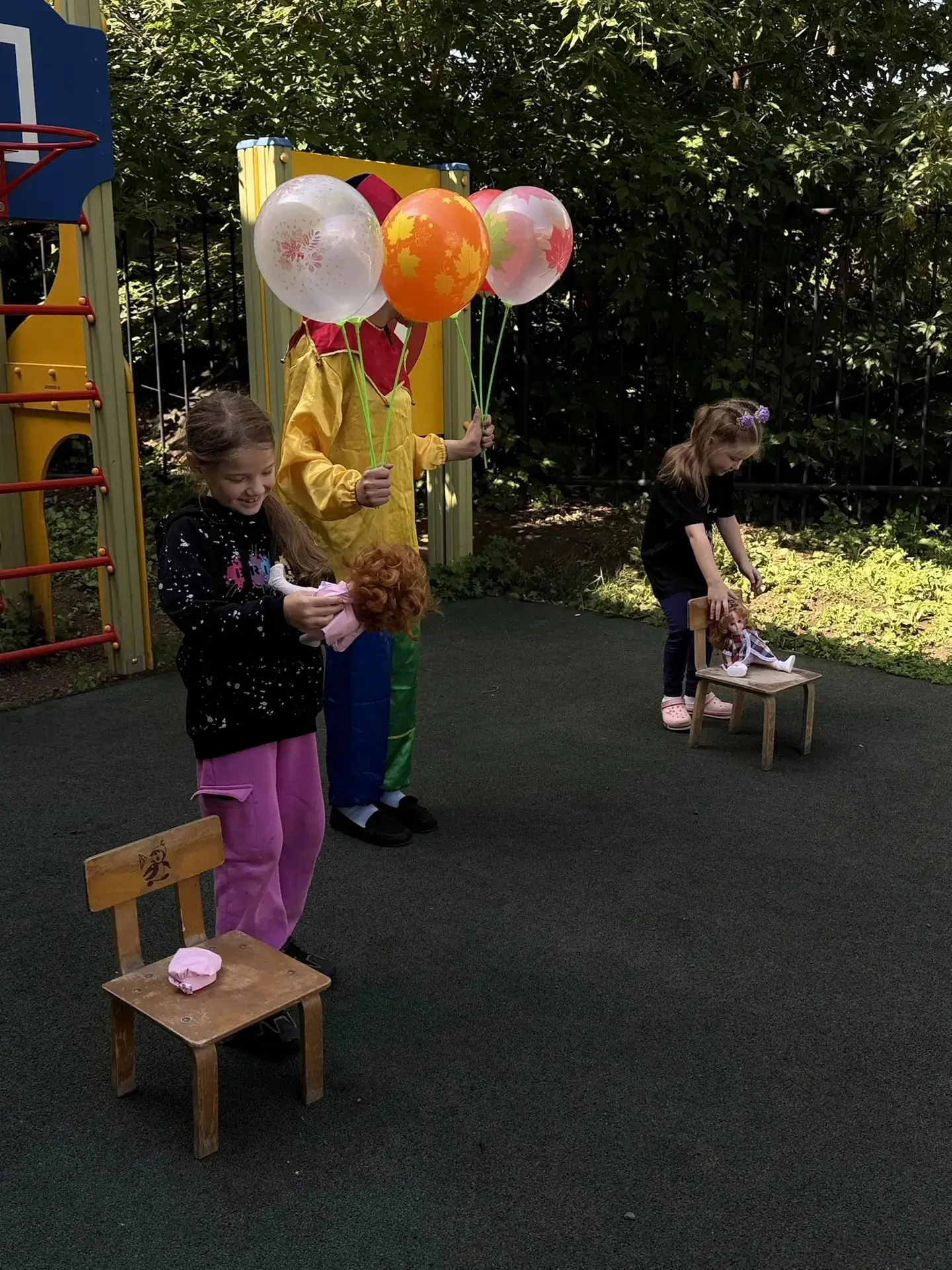 🎉 Праздник в честь Года дошкольного образования : эстафета профессий! 🎉

В нашем детском саду прош