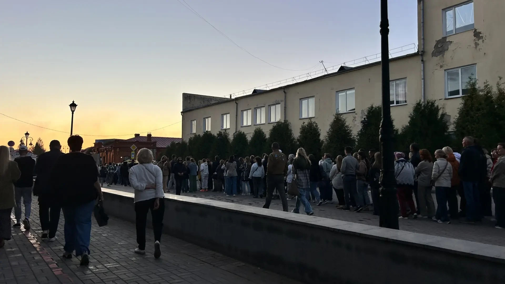 🌊 Настоящий ажиотаж: сотни омичей выстроились в огромные очереди на открытие нового фо...