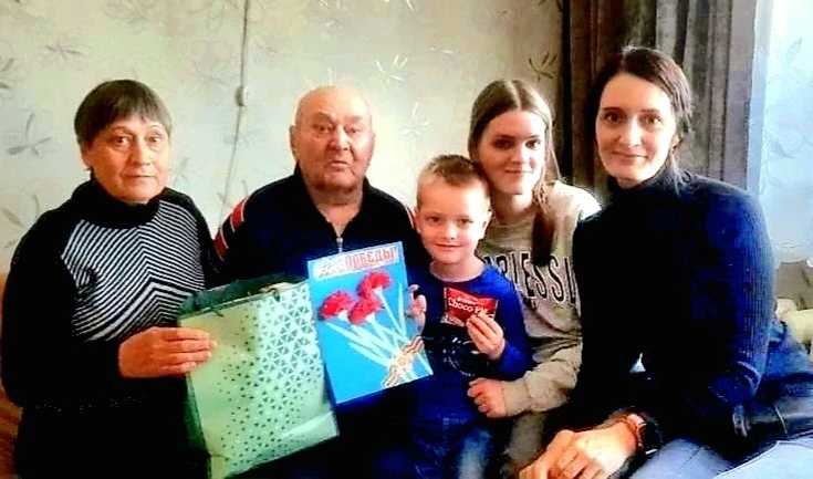 Босоногое детство и голод, 
Им досталось по полной тогда. 
Те, кто был хоть совсем ещё молод, 
Поним