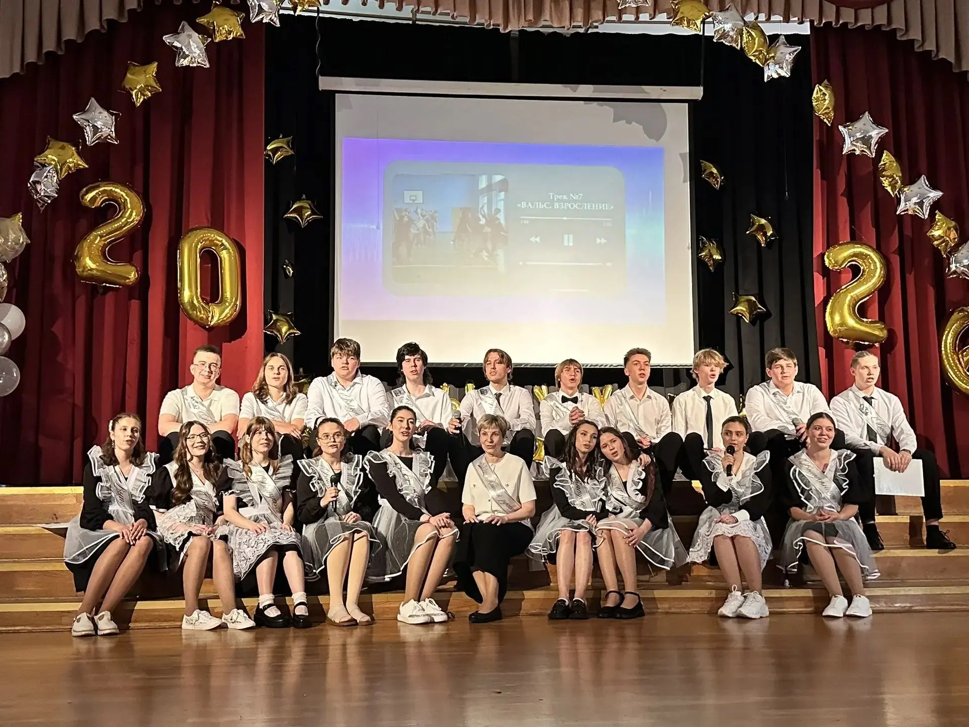 🌟 Последний звонок прозвенел для вас, дорогие выпускники! 🎓✨  Школа прощается с вами, но впереди цел