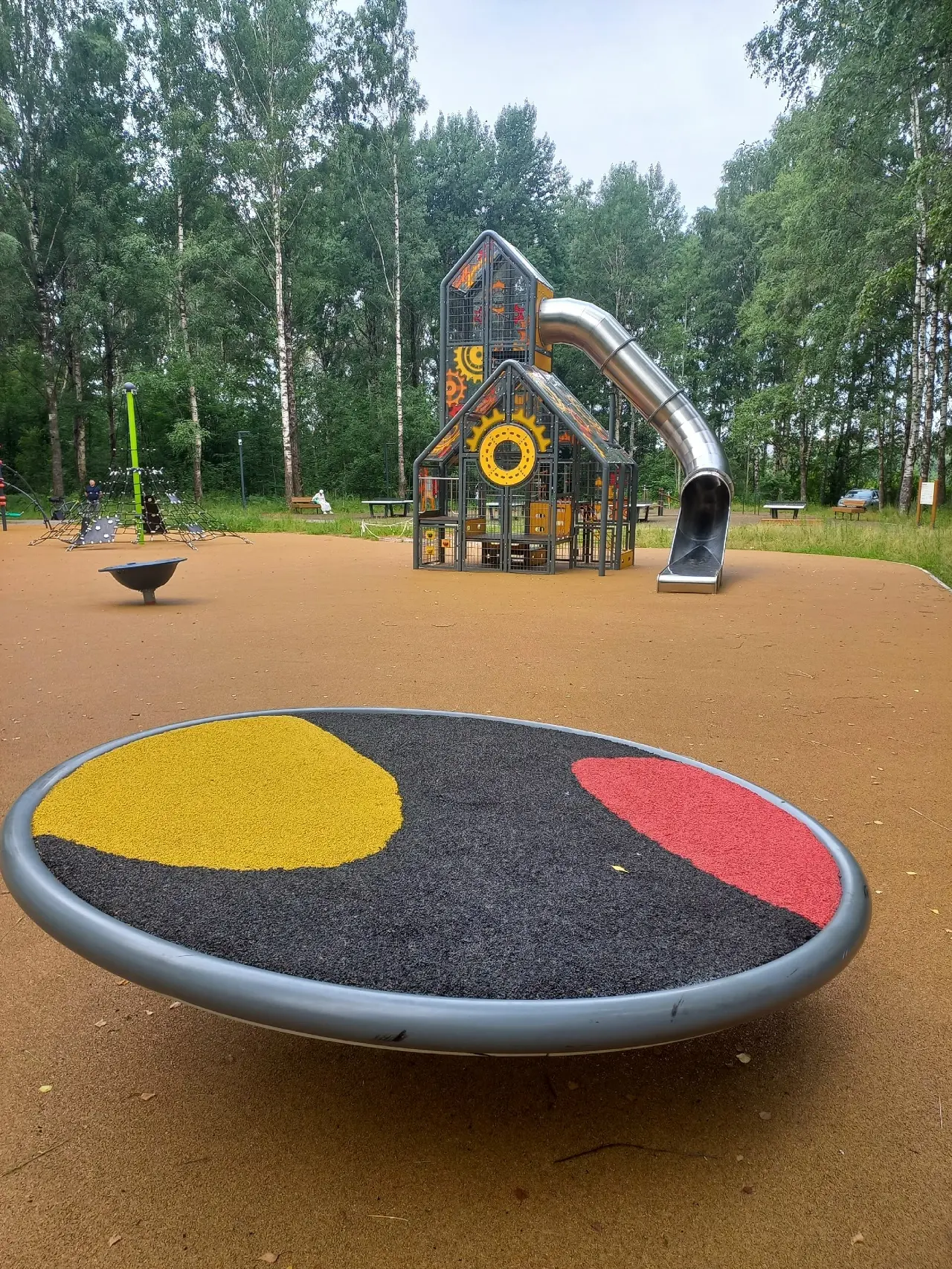 Детская площадка в Деревяницком парке практически готова.